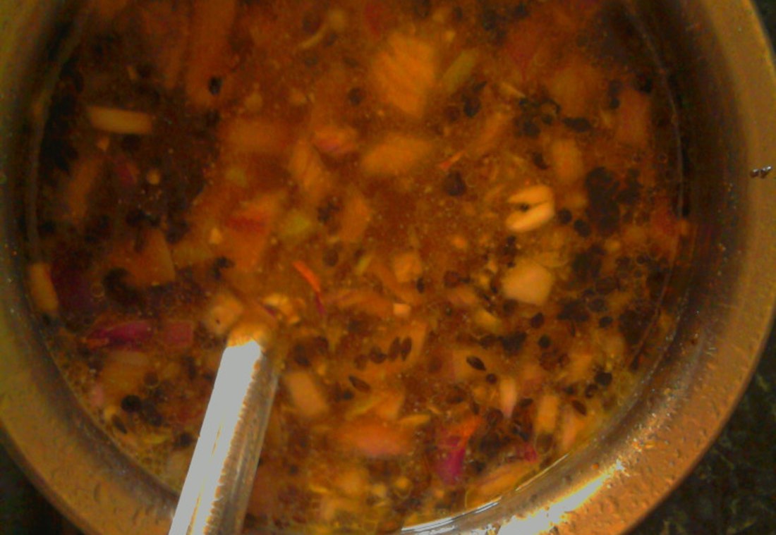 Pachi pulusu, a raw uncooked tamarind broth with onion and green chilli, a Telangana summer dish